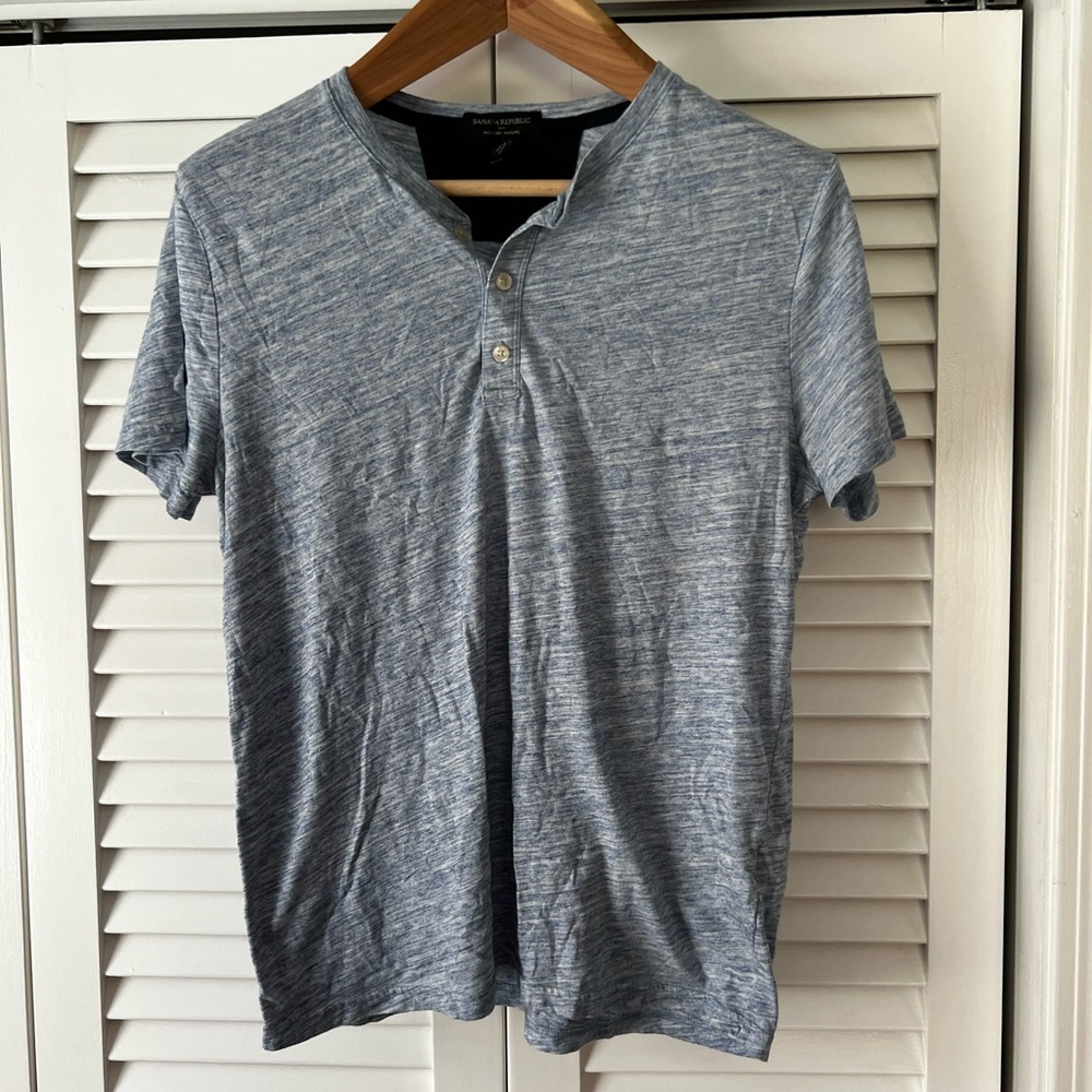 Men’s banana republic moisture wicking T-shirt size medium